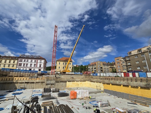 Rezidence Laurová roste – nový věžový jeřáb je na místě